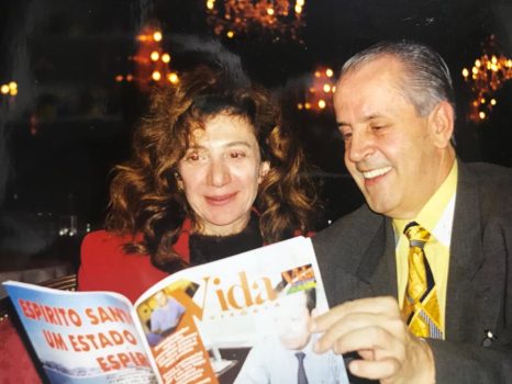 Lendo a Revista VidaBrasil com a gerente internacional do Le Bristol de Paris, Gabrielle Hirn