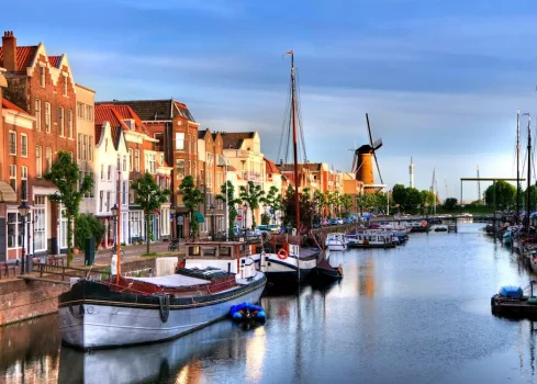 Zcanal-of-delfshaven-rotterdam